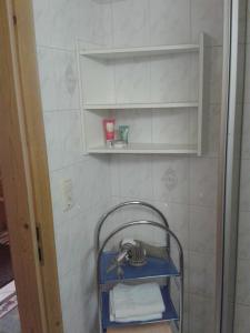 einen Handtuchhalter im Bad mit Waschbecken in der Unterkunft Reinprecht in Tux