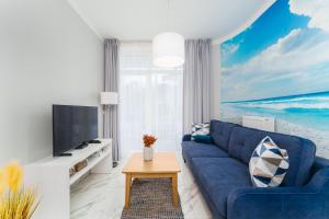 Μια τηλεόραση ή/και κέντρο ψυχαγωγίας στο Apartament Błękitny z Basenem Letnim by HolidaySun