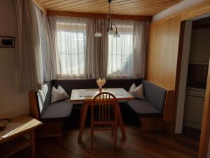ein kleines Esszimmer mit einem Tisch und einem Stuhl in der Unterkunft Reinprecht in Tux