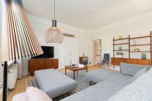 ein Wohnzimmer mit 2 Sofas und einem TV in der Unterkunft Baltisches Haus, App. 02 in Heringsdorf