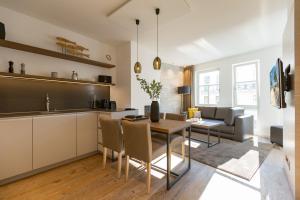 cocina y sala de estar con mesa y sofá en Beachhouse Bansin App 06, en Bansin