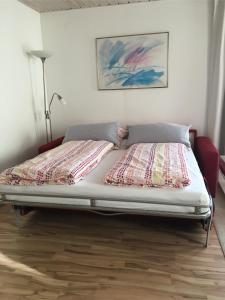 Bett in einem Zimmer mit in der Unterkunft Ferienwohnung Eisele in Buchenberg