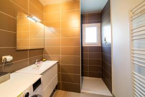 Koupelna v ubytování Lumineux avec terrasse au calme en hyper centre. + 16 fotografií