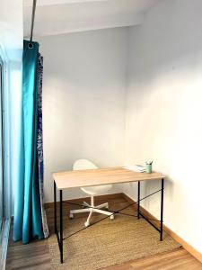 uma secretária com uma cadeira ao lado de uma cortina azul em GLOBAL IMMO 5058 CASA PARADIS em Roses