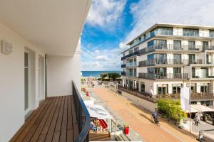 um apartamento varanda com vista para o oceano em Beachhouse Bansin App 14 em Bansin
