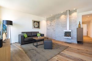 ein Wohnzimmer mit einem Sofa und einem Kamin in der Unterkunft Beachhouse Bansin, App. 10 in Bansin
