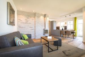 ein Wohnzimmer mit einem Sofa und einem Tisch in der Unterkunft Beachhouse Bansin, App. 10 in Bansin