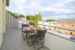 ein Balkon mit Tisch und Stühlen auf einem Balkon in der Unterkunft Domizil am Hang, App. A04 in Heringsdorf + 13 Fotos