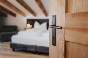 A bed or beds in a room at Alpin Chalet Samer Apt Fürstenblick