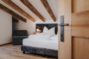 A bed or beds in a room at Alpin Chalet Samer Apt Fürstenblick