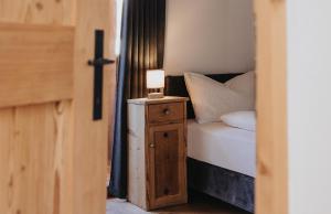 A bed or beds in a room at Alpin Chalet Samer Apt Fürstenblick