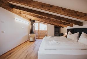 A bed or beds in a room at Alpin Chalet Samer Apt Fürstenblick