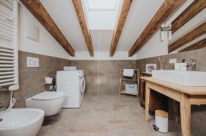 A bathroom at Alpin Chalet Samer Apt Fürstenblick