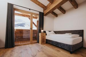 A bed or beds in a room at Alpin Chalet Samer Apt Fürstenblick