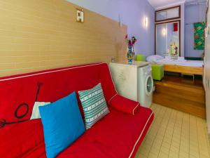 sala de estar con sofá rojo y baño en B28 - Stylish Typical House, en Lagos