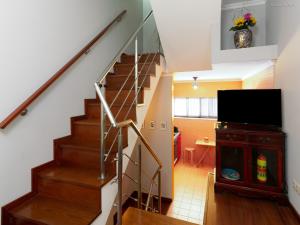 sala de estar con escalera y TV en B28 - Stylish Typical House, en Lagos