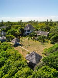 een luchtzicht op een huis met grasdaken bij Watamu Beach Cottages in Watamu