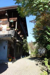 a brick road next to a building with a balcony at Lou R'bat Pays in Le Grand-Bornand