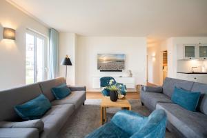ein Wohnzimmer mit zwei Sofas und einem Tisch in der Unterkunft Domizil Meerzeit, App. 7 in Ahlbeck