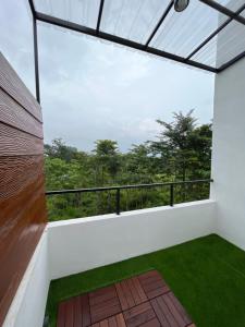 TlekungにあるVilla Kandara Batuの森の景色を望むバルコニー