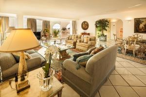 a living room with couches and a table at Excelsior Belvedere Hotel & Spa in Ischia