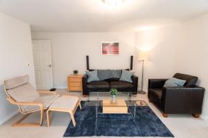 sala de estar con sofá y mesa en June Disc - Long Stay - Contractors en Swindon