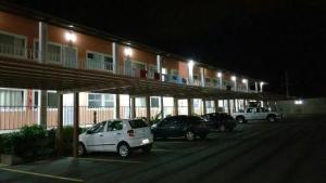 a white car parked in a parking lot in front of a building at Lacqua di Roma IV Caldas Novas in Caldas Novas