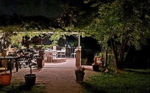 モンテーウ・ロエーロにあるVillino Ca' Bianca, vicino ad ALBA, tre camere da letto, sollevatori aerei, intera proprietàのガゼボ、テーブル、椅子付きの庭園 +45枚の写真