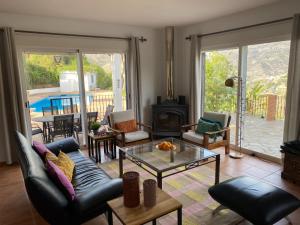 ein Wohnzimmer mit Sofa und Tisch in der Unterkunft Casa Cristina in Jete