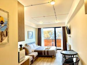 um quarto de hotel com uma cama e um sofá em New Gudauri Redco, Twins, Near Gondola em Gudauri