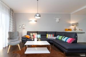 - un salon avec un canapé bleu et une table dans l'établissement Duenenresidenz Heringsdorf App 14, à Bansin