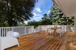 een houten terras met een tafel en stoelen erop bij Ferienhaus Adlerhorst in Bansin