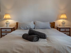 a bed with two pillows on it with two lamps at Casa Canela in Órgiva