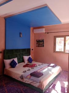 Rúm í herbergi á Riad Atlas Garden