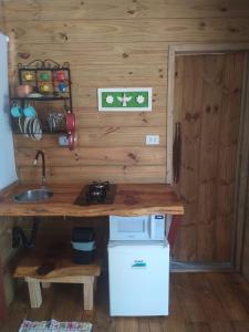 uma cozinha com um balcão e um lavatório num quarto em Pousada Recanto dos Bentos em Itapeva