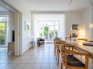 cocina y sala de estar con mesa y sillas en Ferienhaus Sonnenglanz, en Zinnowitz