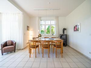 cocina con mesa de comedor y sillas en Ferienhaus Sonnenglanz, en Zinnowitz