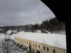a building with snow on top of it at HolidayPark Mlázovy in Kolinec