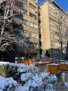 un edificio con nieve delante en Apartment Mirochka, en Belgrado