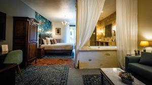 Postel nebo postele na pokoji v ubytování Logis Relais de la Source