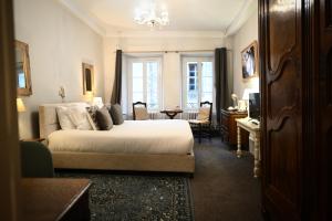 1 dormitorio con 1 cama y sala de estar en Logis Relais de la Source, en Saint-Seine-lʼAbbaye