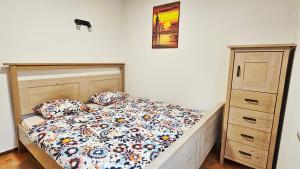 Llit o llits en una habitació de Ica - hišica v hribih
