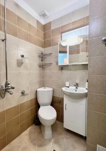 een badkamer met een toilet en een wastafel bij Flower house 10 in Sofia