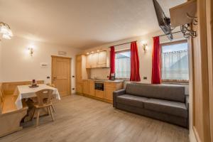 ein Wohnzimmer mit einem Sofa und einem Tisch in der Unterkunft Chalet Alpine Dream in Livigno