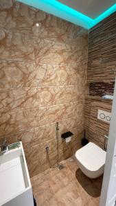 La salle de bains est pourvue de toilettes et d'un lavabo. dans l'établissement LA PARISIENNE PRIVÂTE BOTANICAL GARDEN RESORT, 