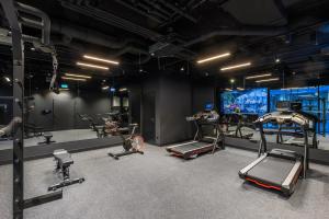 uma academia com várias esteiras e bicicletas ergométricas em TRIBE Budapest Stadium em Budapeste mais 99 fotografias