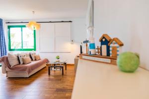 a living room with a couch and a table at Vivienda Vacacional Namana Beach in Costa Teguise +27 photos