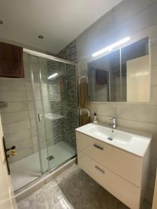 ロス・クリスティアーノスにあるSotavento 28のバスルーム(洗面台、ガラス張りのシャワー付)