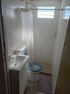 福尔摩沙CONFORT ALOJAMIENTO的浴室设有蓝色的卫生间和水槽。