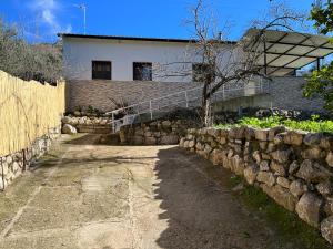 una pared de piedra junto a una casa en Casa rural Huertas de Ubrique en Ubrique